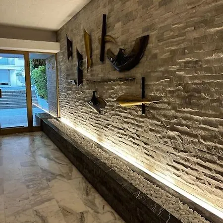 Mona Lisa Bord De Apartment